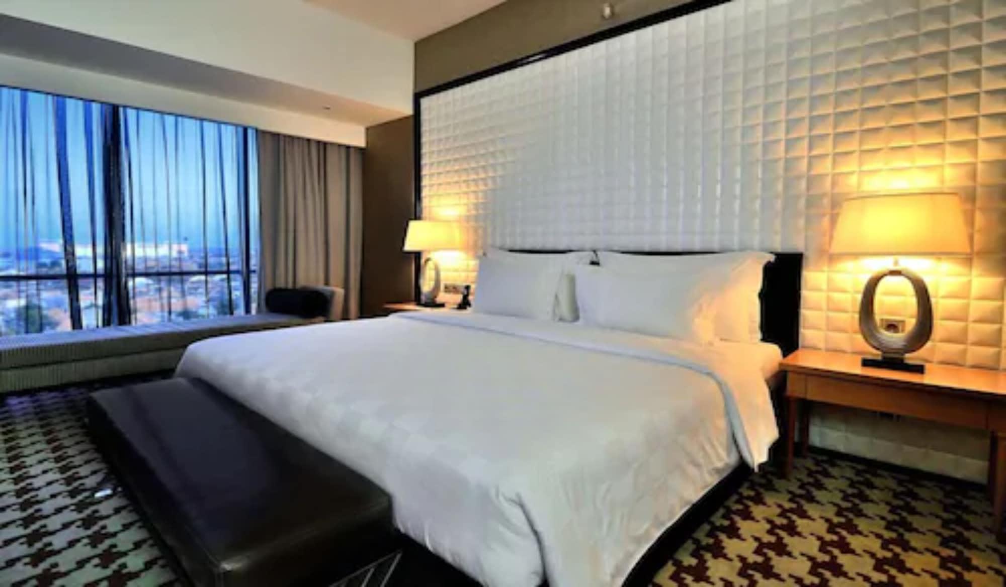 Ts Suites Surabaya Exteriör bild