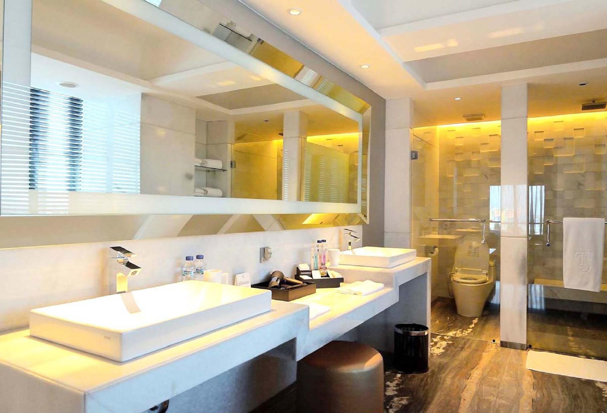 Ts Suites Surabaya Exteriör bild