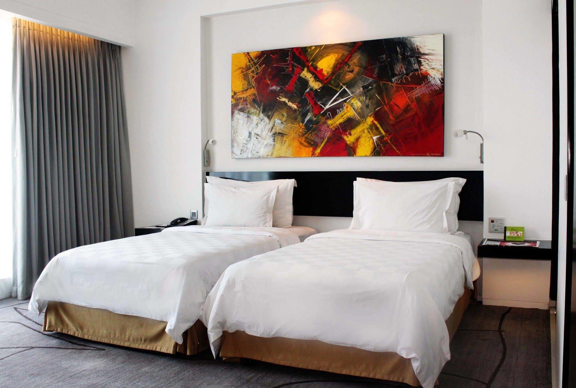Ts Suites Surabaya Exteriör bild